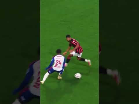 Too fast 💨 #ligue1mcdonalds #football #ligue1 #foot #footballshorts #sports #soccer #skills #shorts
