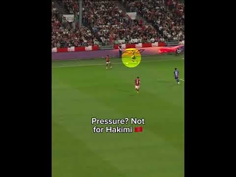 What a nutmeg! 😳 #football #ligue1 #sports #psg #footballshorts #soccer #foot #shorts #skills