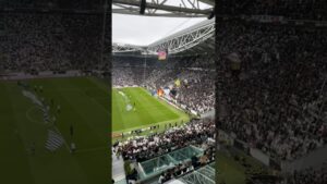 ecris un titre de vidéo en français à partir de celui ci : unbelievable atmosphere at the stadium 🗣️🤍🖤